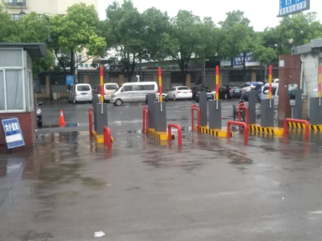 杭州凍品市場(chǎng)商戶群體抗議：三輪車(chē)進(jìn)市場(chǎng)，每次還要10元“買(mǎi)路錢(qián)”！