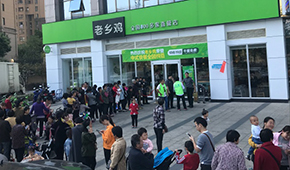 嘴上說不吃，身體很誠實(shí)！嫌棄預(yù)制菜的“老鄉(xiāng)”們?cè)诶相l(xiāng)雞門店大排長龍