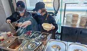 庫迪賣盒飯、檸季賣烤腸…茶飲店開辟副業(yè)，凍品小吃大有機(jī)會